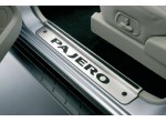 Накладки на передние пороги, 2 шт., с логотипом “Pajero”, заменяют штатные накладки.